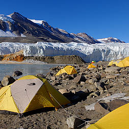 Zelte in der Nähe des Gletschers