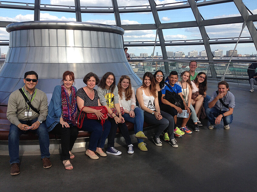 Alle Programmteilnehmer in der Kuppel des Reichstages in Berlin 