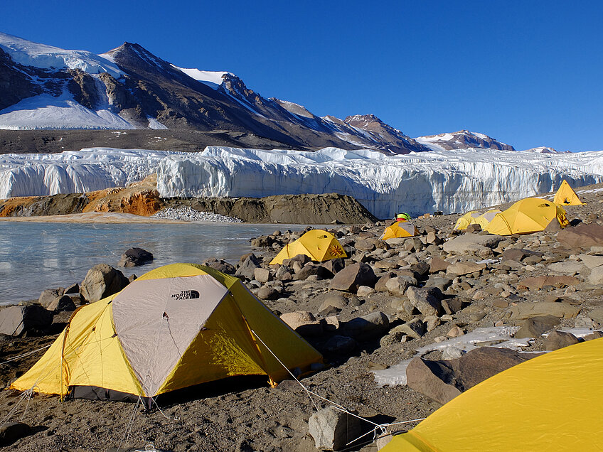 Zelte in der Nähe des Gletschers