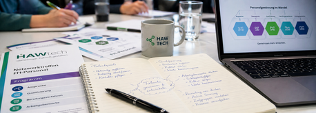 Arbeitsplatz mit HAWtech-Utensilien