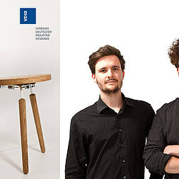 links zu sehen: ergonomischer Hocker, daneben: die beiden ausgezeichneten Masterstudenten Jakob Schwarz und Niklas Hamann aus der Fakultät Gestaltung 