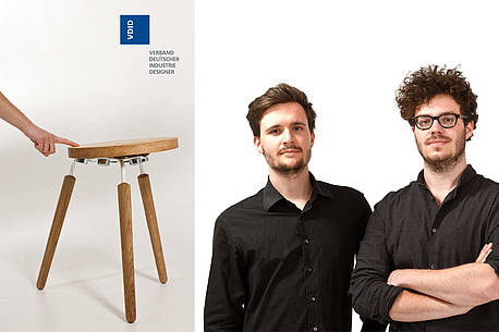 links zu sehen: ergonomischer Hocker, daneben: die beiden ausgezeichneten Masterstudenten Jakob Schwarz und Niklas Hamann aus der Fakultät Gestaltung 